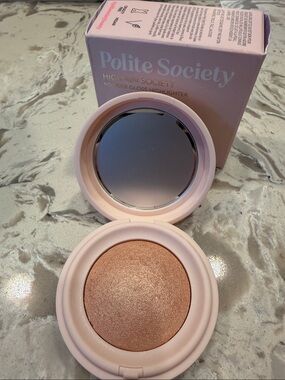 Polite Society Powder Glow Highlighter - social light